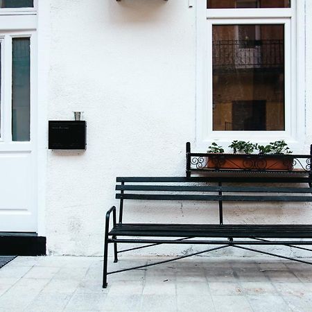 Black & White Apartment With A Gift Soft Panda Budapest Extérieur photo