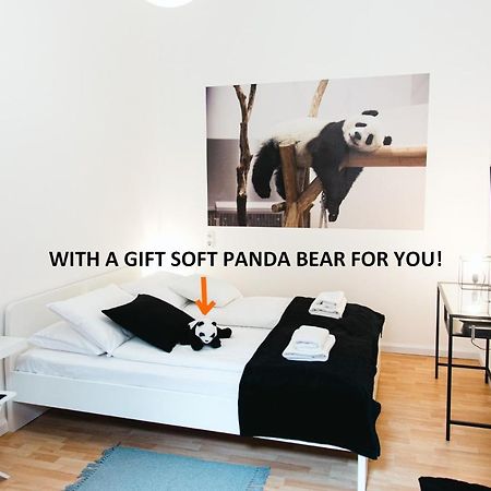 Black & White Apartment With A Gift Soft Panda Budapest Extérieur photo