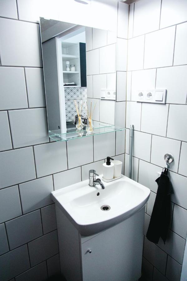 Black & White Apartment With A Gift Soft Panda Budapest Extérieur photo