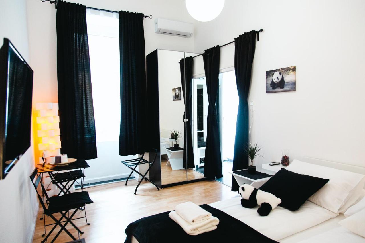 Black & White Apartment With A Gift Soft Panda Budapest Extérieur photo