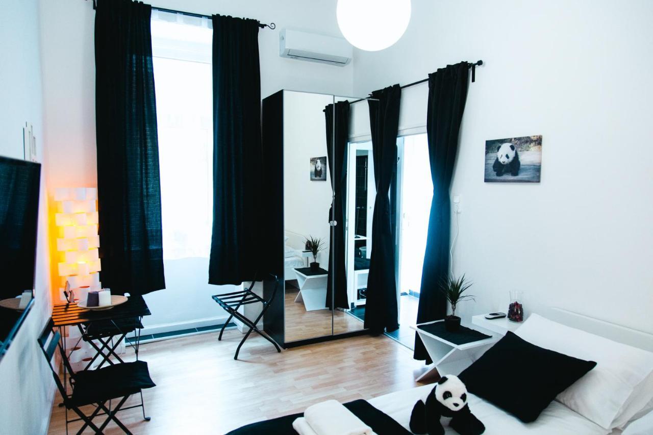 Black & White Apartment With A Gift Soft Panda Budapest Extérieur photo