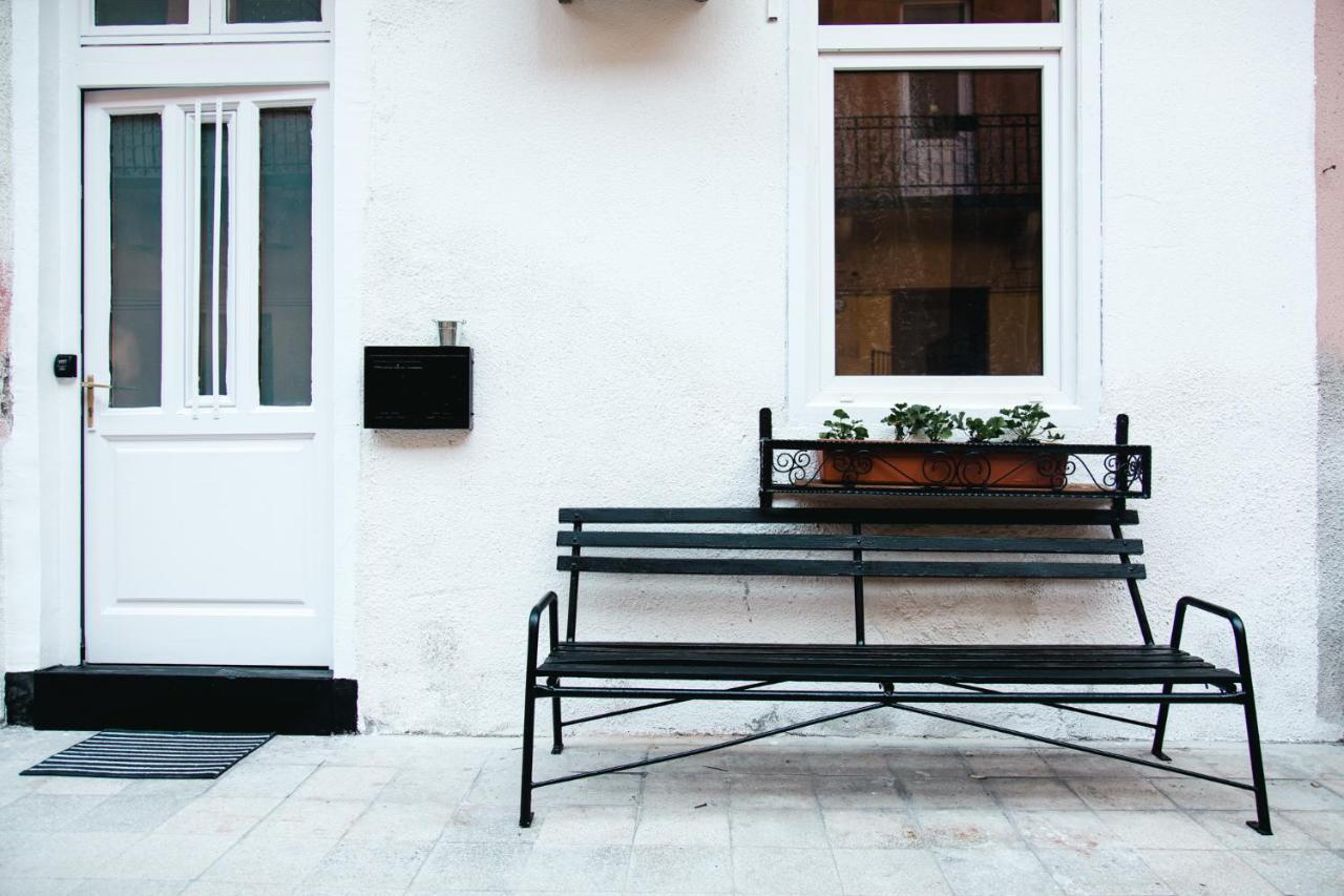 Black & White Apartment With A Gift Soft Panda Budapest Extérieur photo