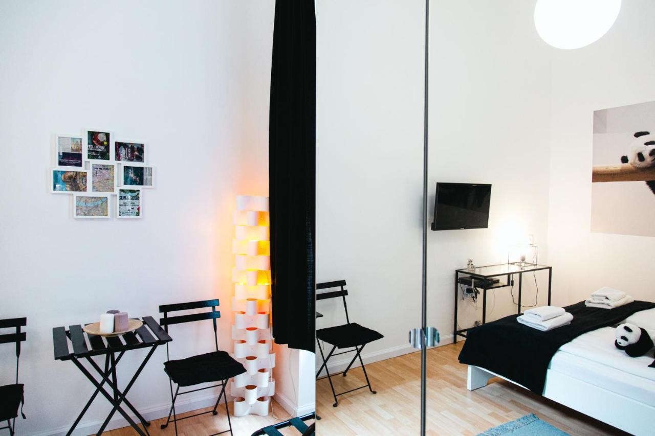 Black & White Apartment With A Gift Soft Panda Budapest Extérieur photo