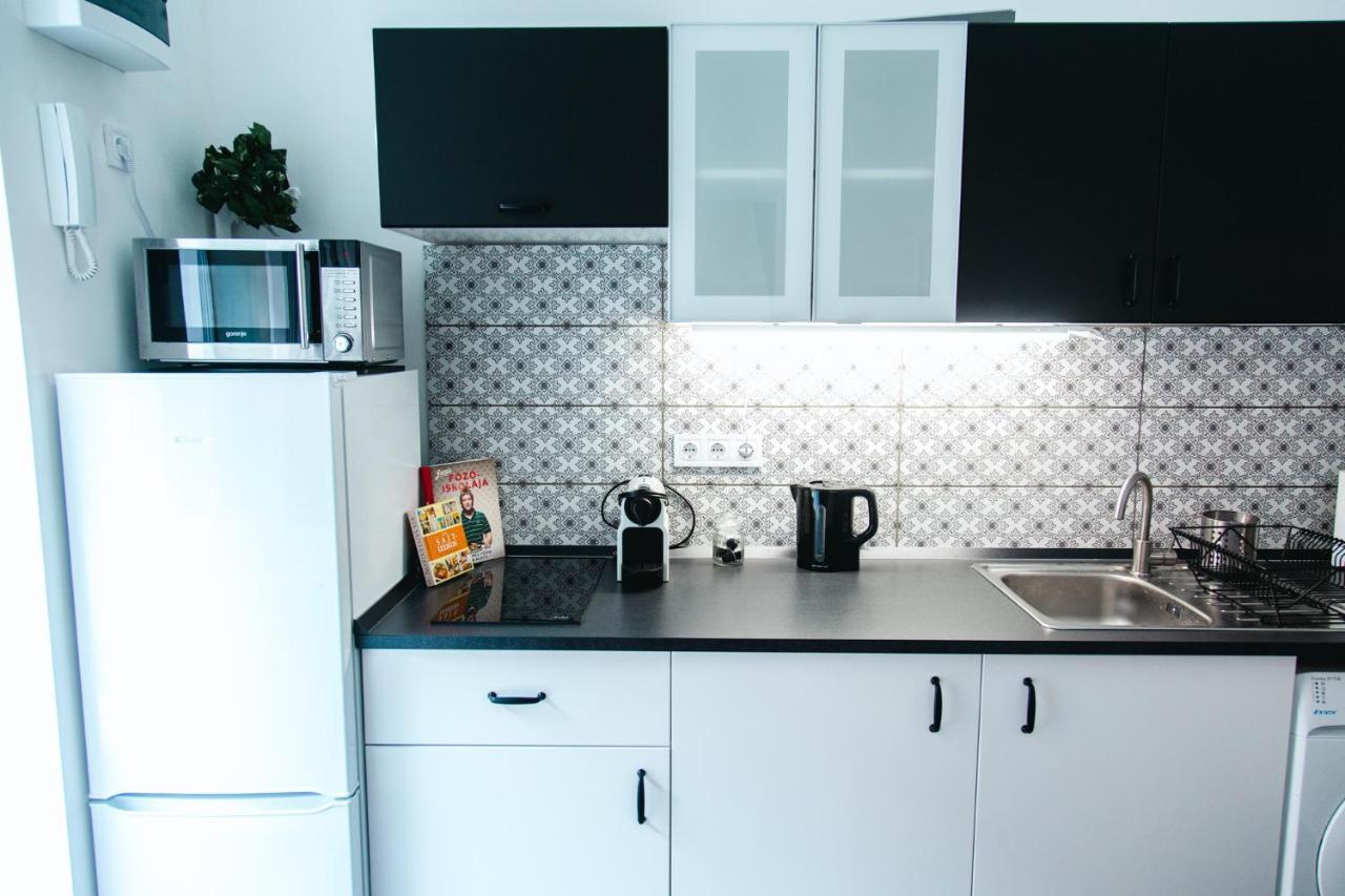 Black & White Apartment With A Gift Soft Panda Budapest Extérieur photo