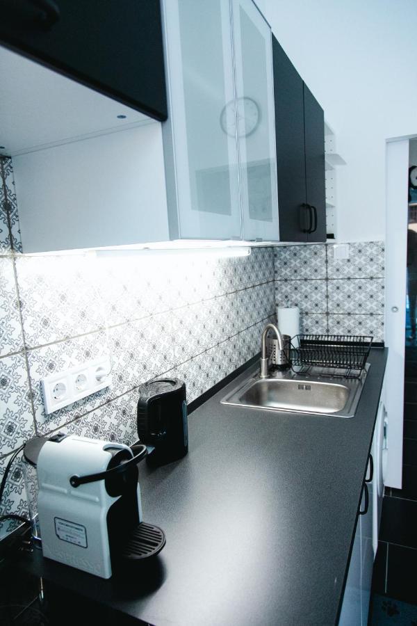 Black & White Apartment With A Gift Soft Panda Budapest Extérieur photo