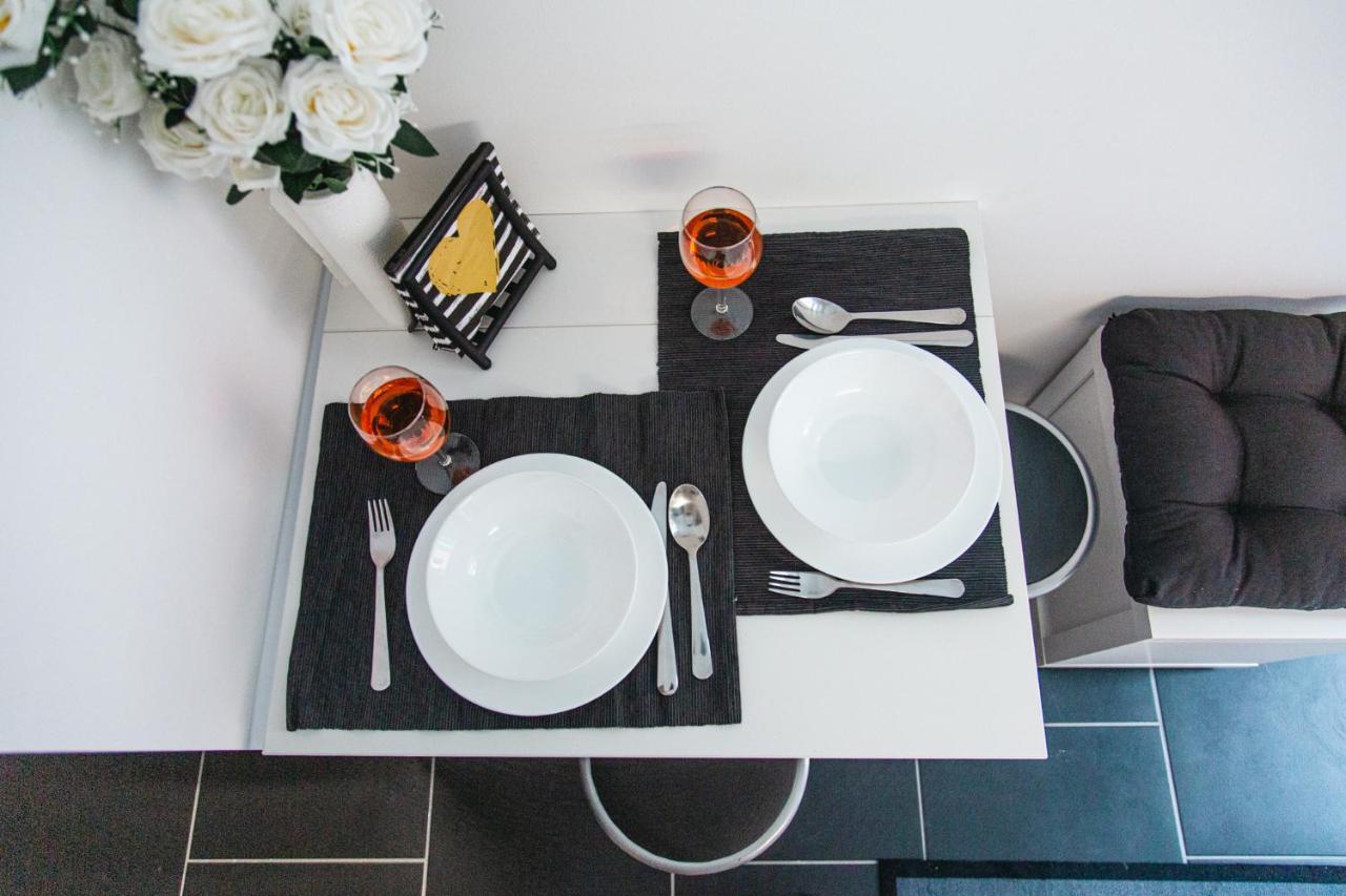 Black & White Apartment With A Gift Soft Panda Budapest Extérieur photo