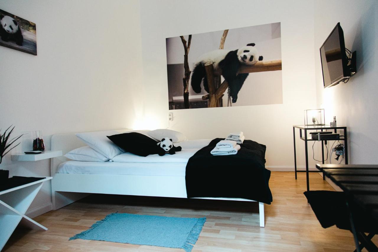 Black & White Apartment With A Gift Soft Panda Budapest Extérieur photo