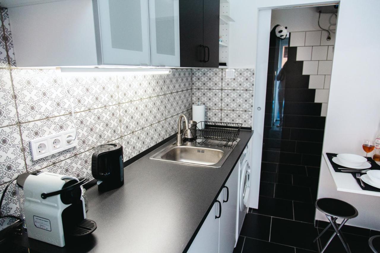 Black & White Apartment With A Gift Soft Panda Budapest Extérieur photo