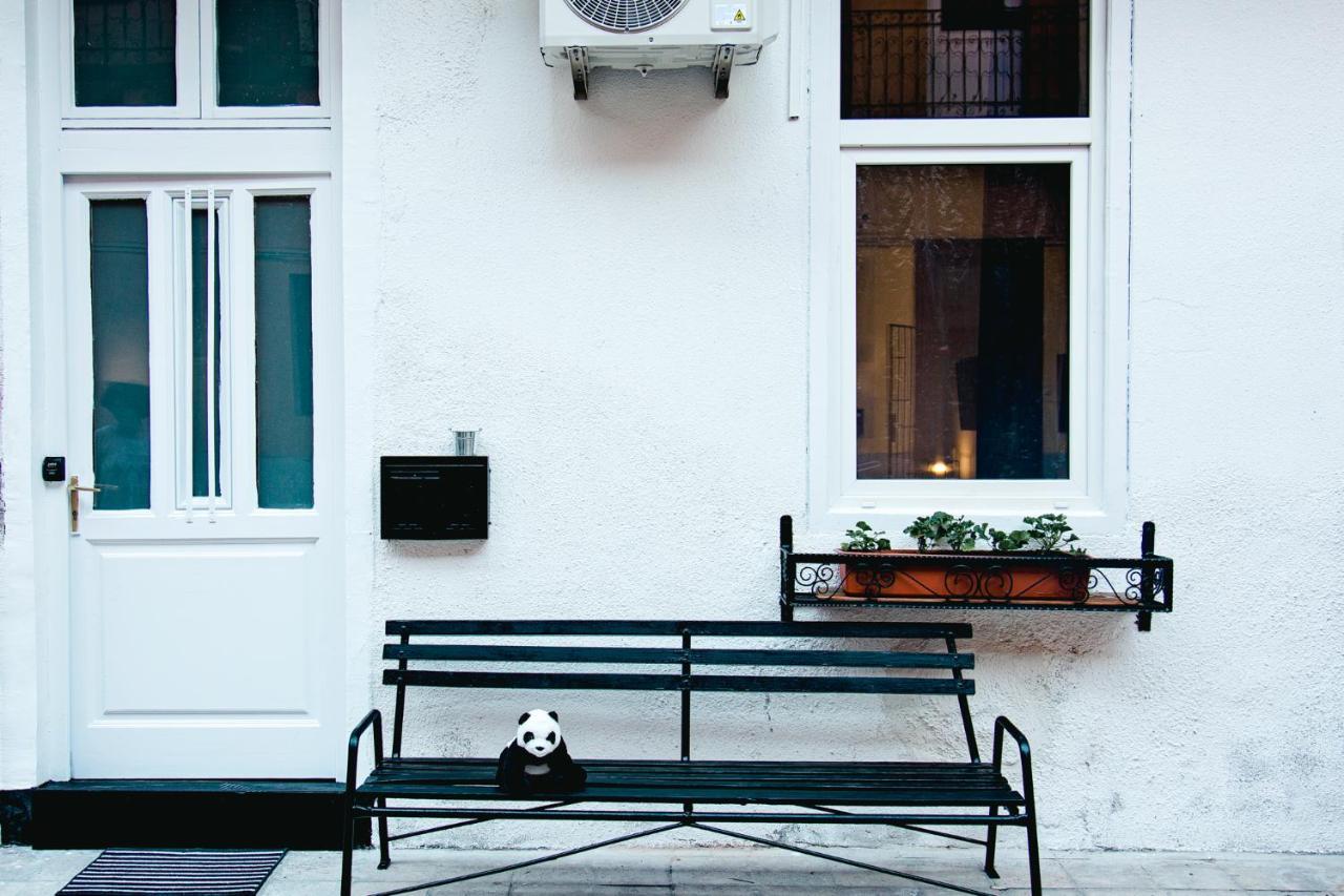 Black & White Apartment With A Gift Soft Panda Budapest Extérieur photo
