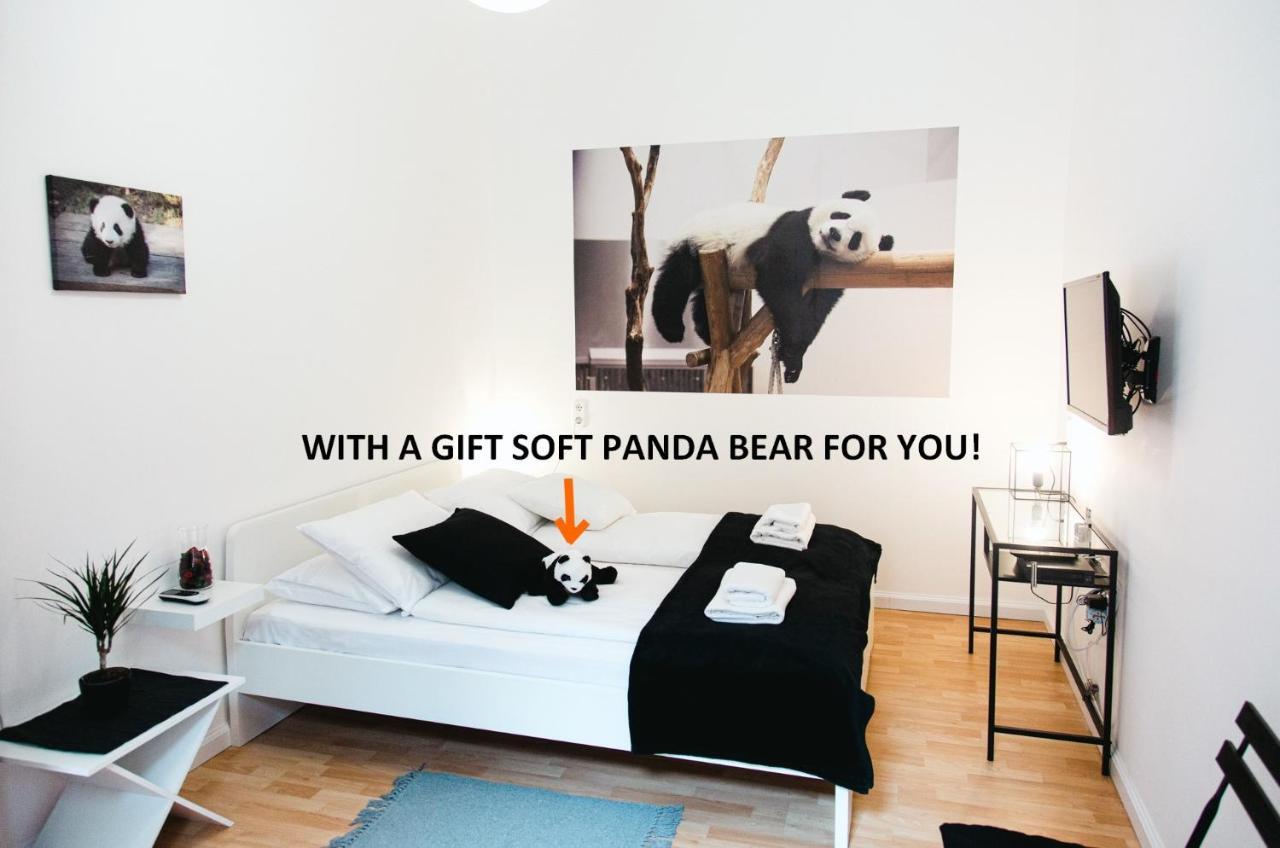 Black & White Apartment With A Gift Soft Panda Budapest Extérieur photo
